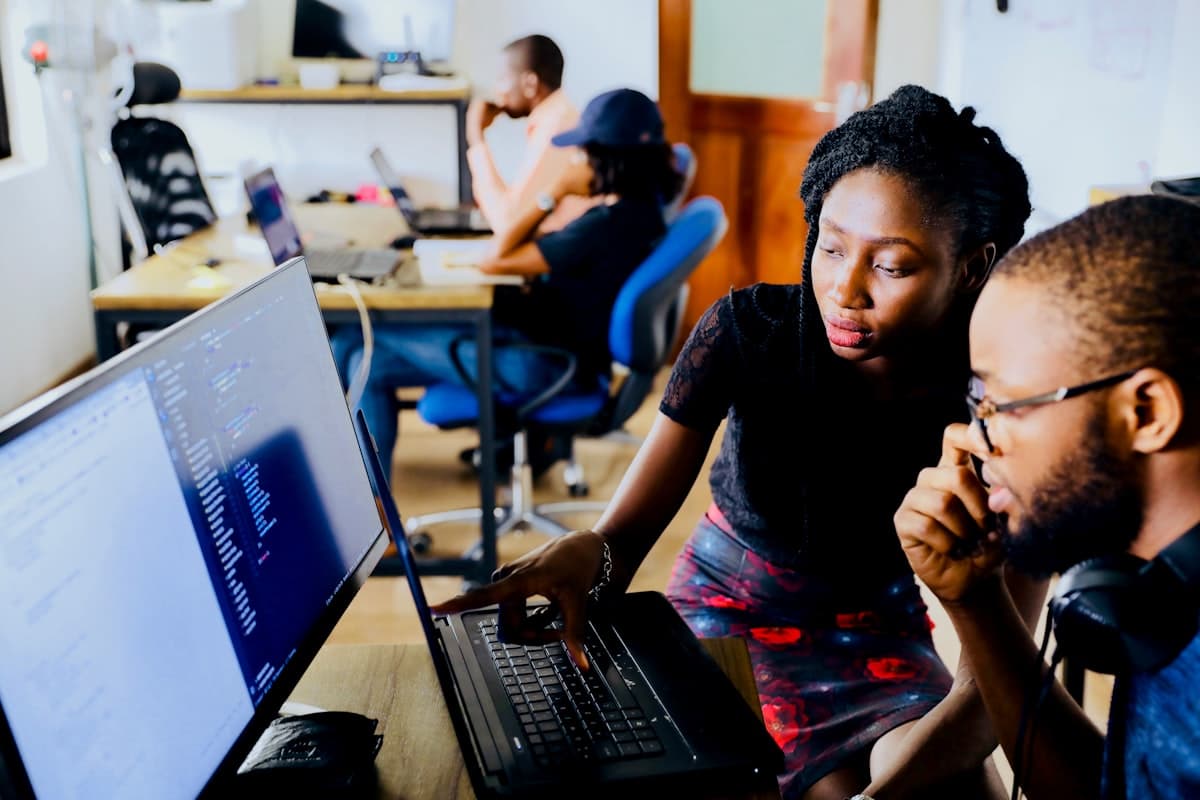 Senior consultant mentoring a team member at Qixas
